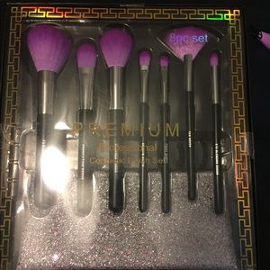 8 piece make up brushes and bag